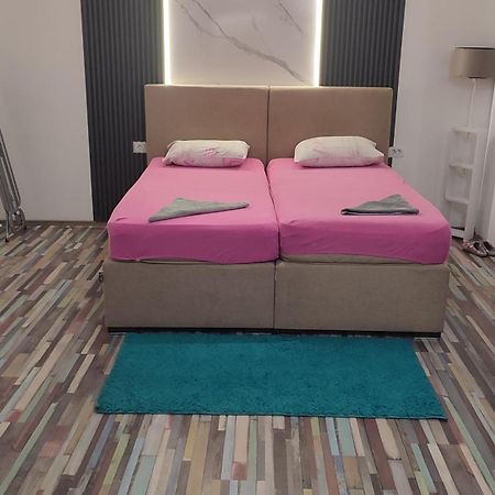 V&J Apartments Podgorica Bagian luar foto