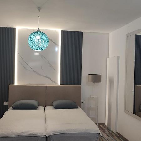 V&J Apartments Podgorica Bagian luar foto